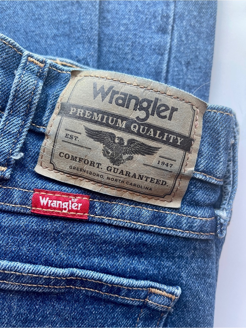 NWT Wrangler Five Star Premium Denim Relaxed Fit Flex Jeans 34x32 Medium Wash - Picture 3 of 8